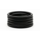 Zbliżenie makro na precyzyjne oringi chloroprenowe CR o twardości 70 ShA i przekroju 3mm, na czystym białym tle