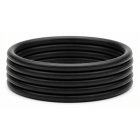 Zbliżenie makro na czarne oringi chloroprenowe CR o twardości 70 ShA i precyzyjnym przekroju 2,62 mm, na białym tle.