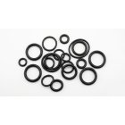 Zestaw grubych czarnych oringów chloroprenowych CR o twardości 70 ShA i przekroju 5,33 mm, ułożonych na białym tle – profesjonalne uszczelnienia techniczne superseal.pl.