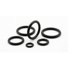 Zestaw czarnych oringów CR (chloroprenowych) calowych o przekroju 6,99 mm, ułożonych na białym tle – uszczelnienia superseal.pl.