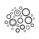 Widok z góry na czarne oringi CR (chloroprenowe) o różnych średnicach i grubościach – uszczelnienia techniczne superseal.pl.