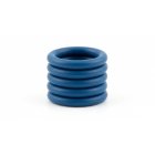 Zbliżenie makro na małe niebieskie oringi fluorosilikonowe FVMQ calowe, twardość 70 ShA, na białym tle – produkt superseal.