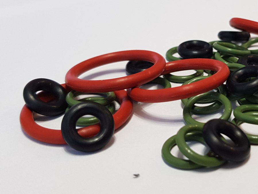 Silikon vs. NBR vs. Viton: Który materiał na oringi wybrać? | Porównanie dla początkujących | Superseal.pl