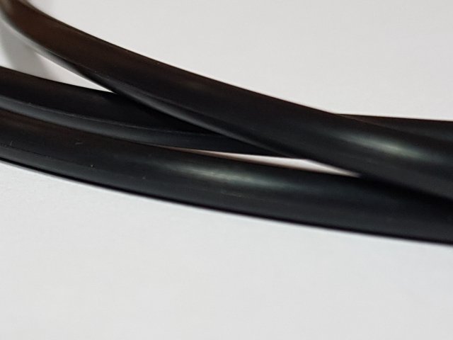 EPDM vs. Silikon: Który materiał wybrać do wody i warunków atmosferycznych? | Superseal.pl