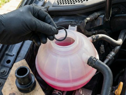 Mechanik wymieniający oring EPDM w układzie chłodzenia samochodu