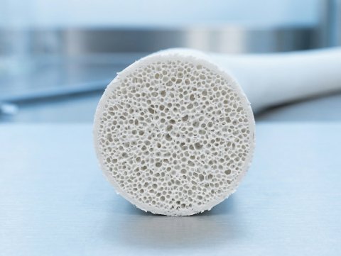 Zbliżenie na strukturę zamknięto-komórkową sznura silikonowego spienionego – widoczna porowatość materiału.