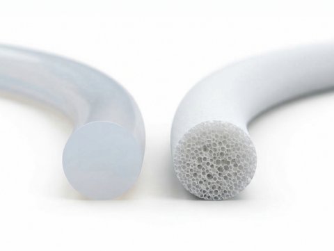 Porównanie przekroju litego i gąbczastego sznura silikonowego – profesjonalne uszczelnienia silikonowe do nierównych powierzchni od SuperSeal.