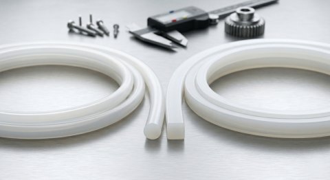 Profesjonalne sznury silikonowe o przekroju okrągłym i kwadratowym – wizualne porównanie profilów uszczelniających SuperSeal.