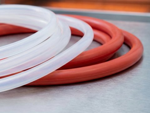 Zwoje sznurów silikonowych w kolorze czerwonym i transparentnym