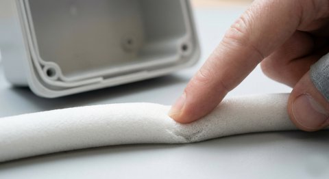 Test kompresji miękkiego sznura silikonowego spienionego przy montażu w delikatnej obudowie plastikowej.