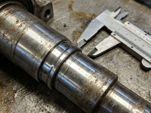 Głęboki rowek na wale maszynowym wyrobiony przez uszczelniacz – częsta przyczyna wycieków oleju